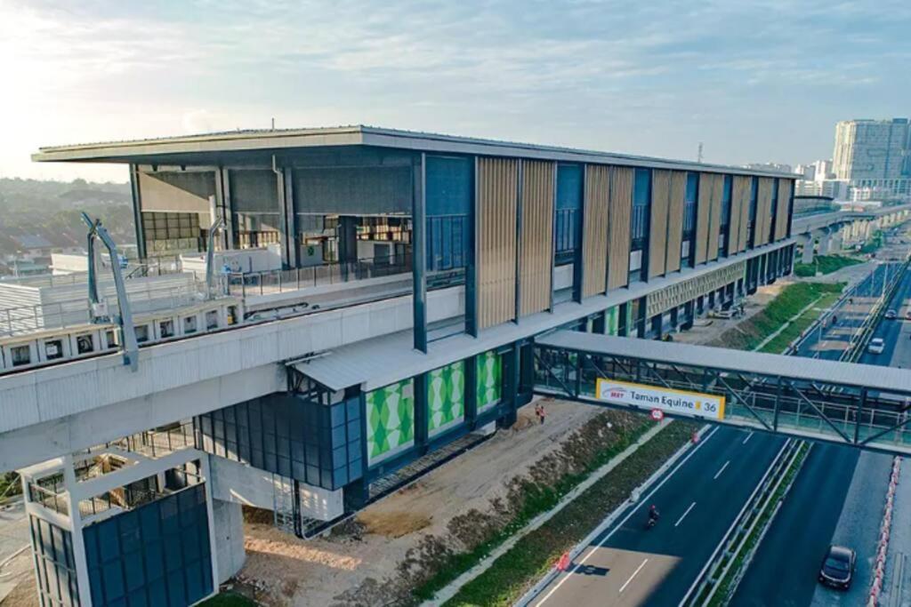 Cozy Galleria Equine Park ,klia, Mrt, Aeon, Food Street * Seri Kembangan